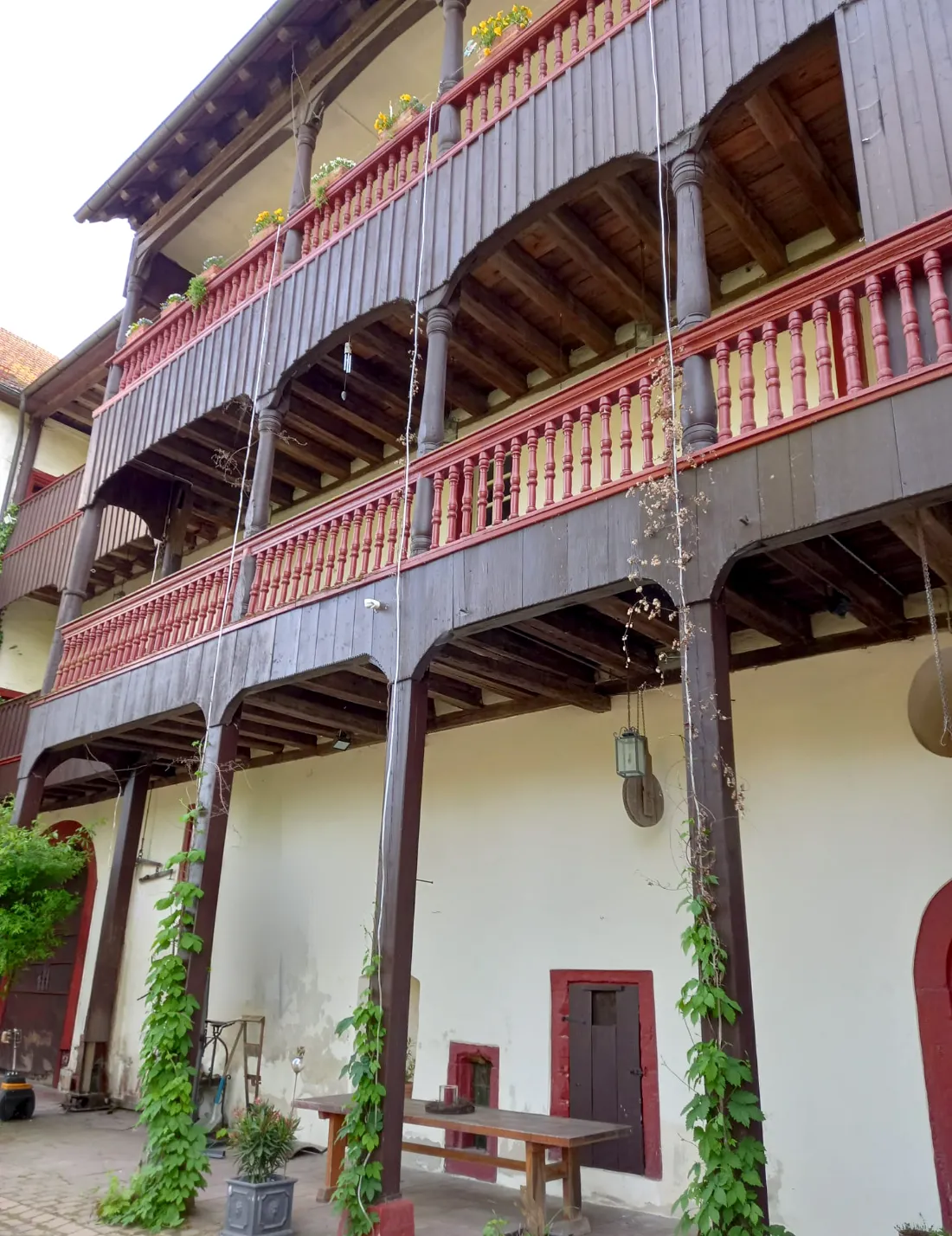 Arkaden und Galerie im Innenhof der Hochzeitslocation bei Nagold