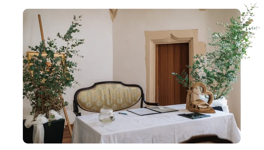 Historischer Saal im Schloss, festlich eingedeckt